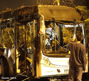 Bomba Israel extingue bus Transantiago